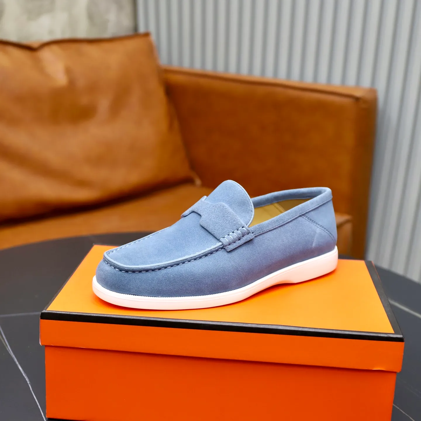 Ex-factory price: 540💰Hermès/Hermès slip-on men's shoes. This shoe is made of imported cow suede leather, with simple and smooth lines, and a 3CM rubber foam ultra-light sole combined with aerodynamic design! Youthful and fashionable, H button decoration, contrasting leather embellishment on the heel, calf lining to gently wrap your feet, with embossed logo cowhide feet, leather rock strips, casual and urban style, highlighting youthful vitality, sports and leisure version, super versatile Size number: 38-39-40-41-42-43-44 Standard leather shoe size (45 can be customized but does not support returns)